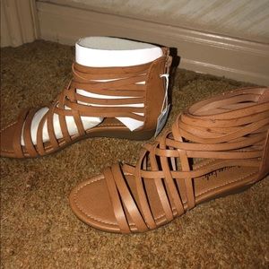 NWT American Eagle Wedge Sandals in Camel Size 7